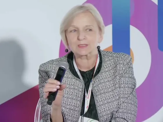 Dr n. med. Lidia Popek, konsultantka wojewódzka w dziedzinie psychiatrii dzieci i młodzieży, mówi podczas debaty