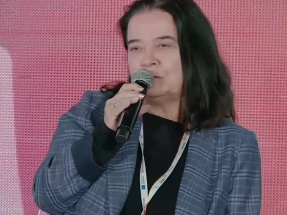 Dr hab. n. med. Maria Radziwoń-Zaleska mówi do mikrofonu podczas debaty na Forum Rozwoju Mazowsza
