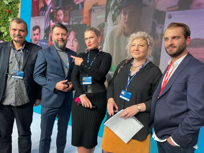 Five participants of the debate on child psychiatry standing side by side on Onet's stage after the discussion