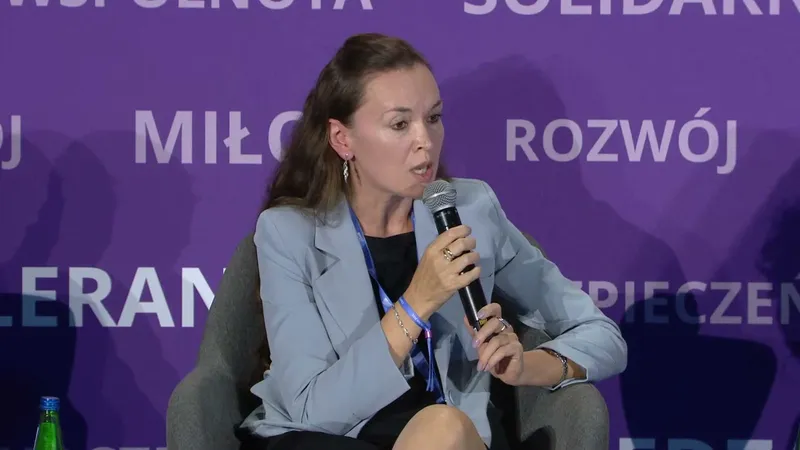 Dr. Aleksandra Lewandowska speaking into a microphone, seated in an armchair on the stage at Campus Polska Przyszłości