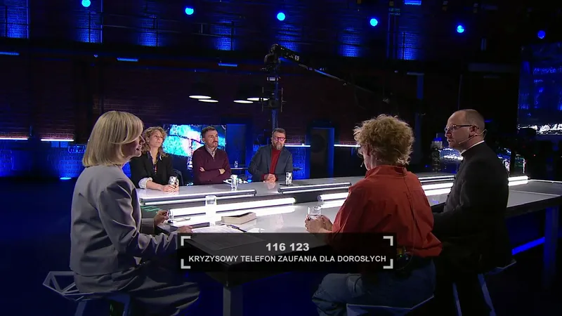 Goście programu Hala odlotów przy stole w studiu, na dole ekranu plansza: 116 123 Kryzysowy Telefon Zaufania dla Dorosłych