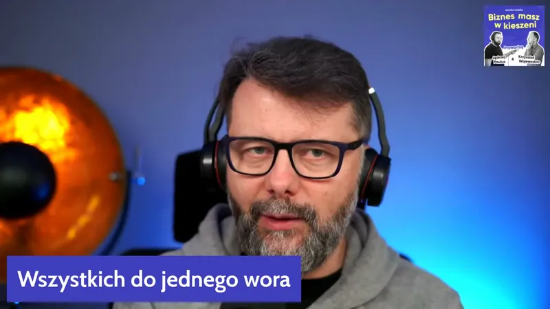 Rafał Szymański mówi do mikrofonu, na dole ekranu plansza z napisem Wszystkich do jednego wora