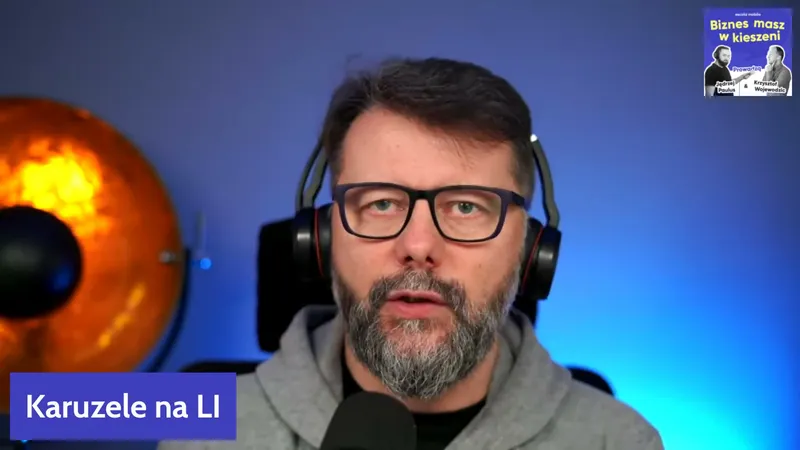 Rafał Szymański mówi do mikrofonu, na dole ekranu plansza z napisem Karuzele na LI