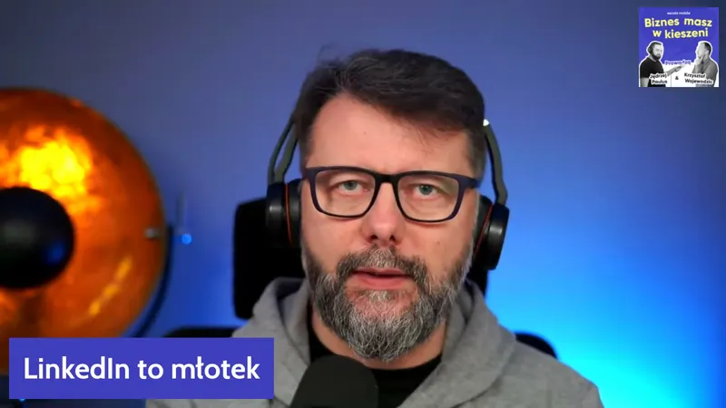 Rafał Szymański mówi do mikrofonu, na dole ekranu plansza z napisem LinkedIn to młotek