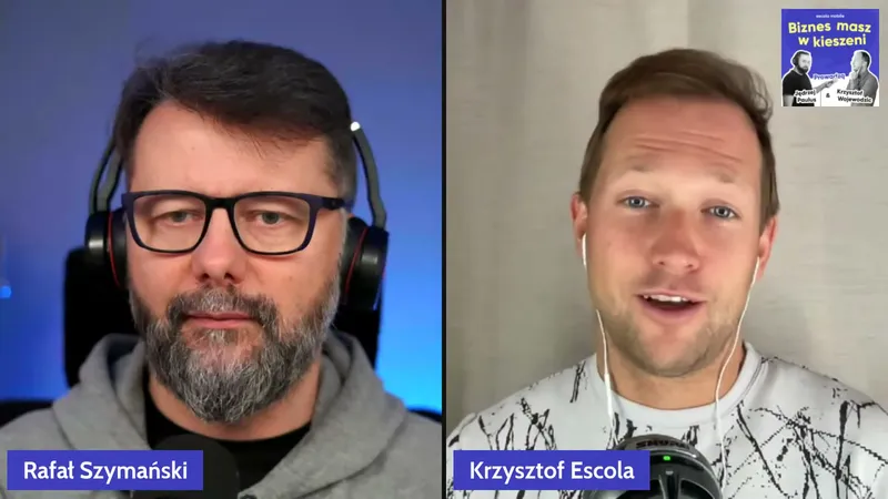 Kadr z podcastu Escola Mobile: po lewej Rafał Szymański w słuchawkach i szarej bluzie, po prawej prowadzący Krzysztof Wojewodzic, w rogu okładka podcastu Biznes masz w kieszeni