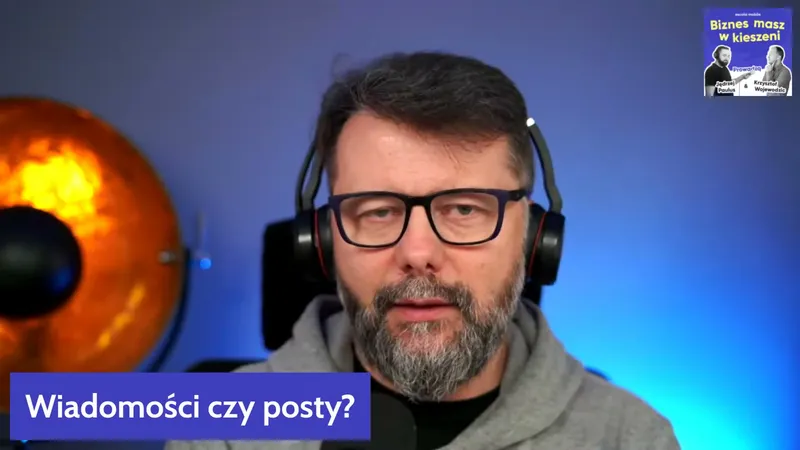 Rafał Szymański mówi do mikrofonu, na dole ekranu plansza z pytaniem Wiadomości czy posty?
