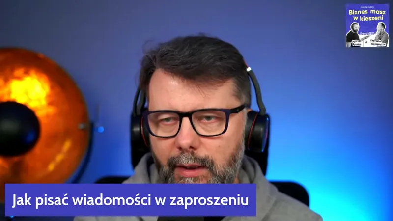 Rafał Szymański mówi do mikrofonu, na dole ekranu plansza z napisem Jak pisać wiadomości w zaproszeniu