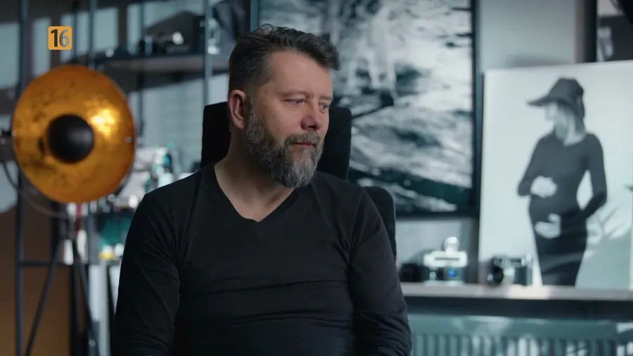 Rafał Szymański opowiada o pracy w korporacji w kadrze z filmu „Nic nie czuję”