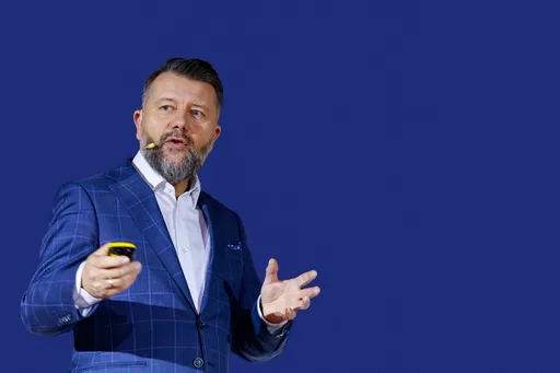 Rafał Szymański - 16:9 composite with background